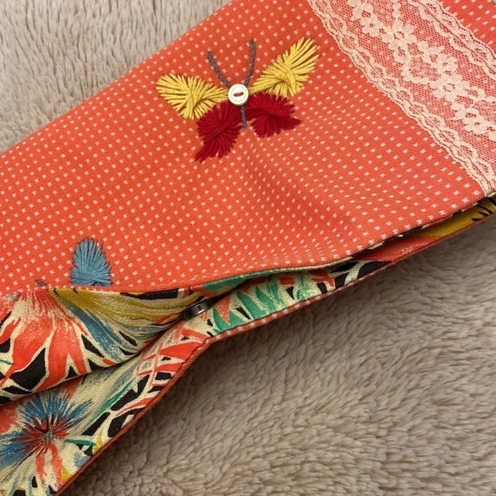 NWOT Very Unique Peach 🍑 Embroidered Clutch!